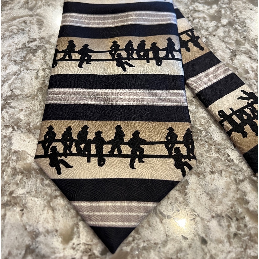 Circle S Neckwear Tan and Black MENS tie.
Western Print 100% Silk.